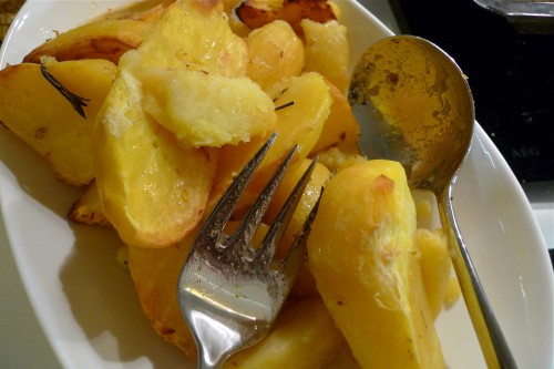 Krāsnī cepti kartupeļi ar rozmarīnu un citronu